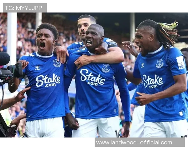 曼城与埃弗顿比赛因天气原因延期球迷期待新赛程安排